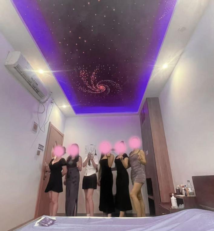 清涩8位小姐姐在店