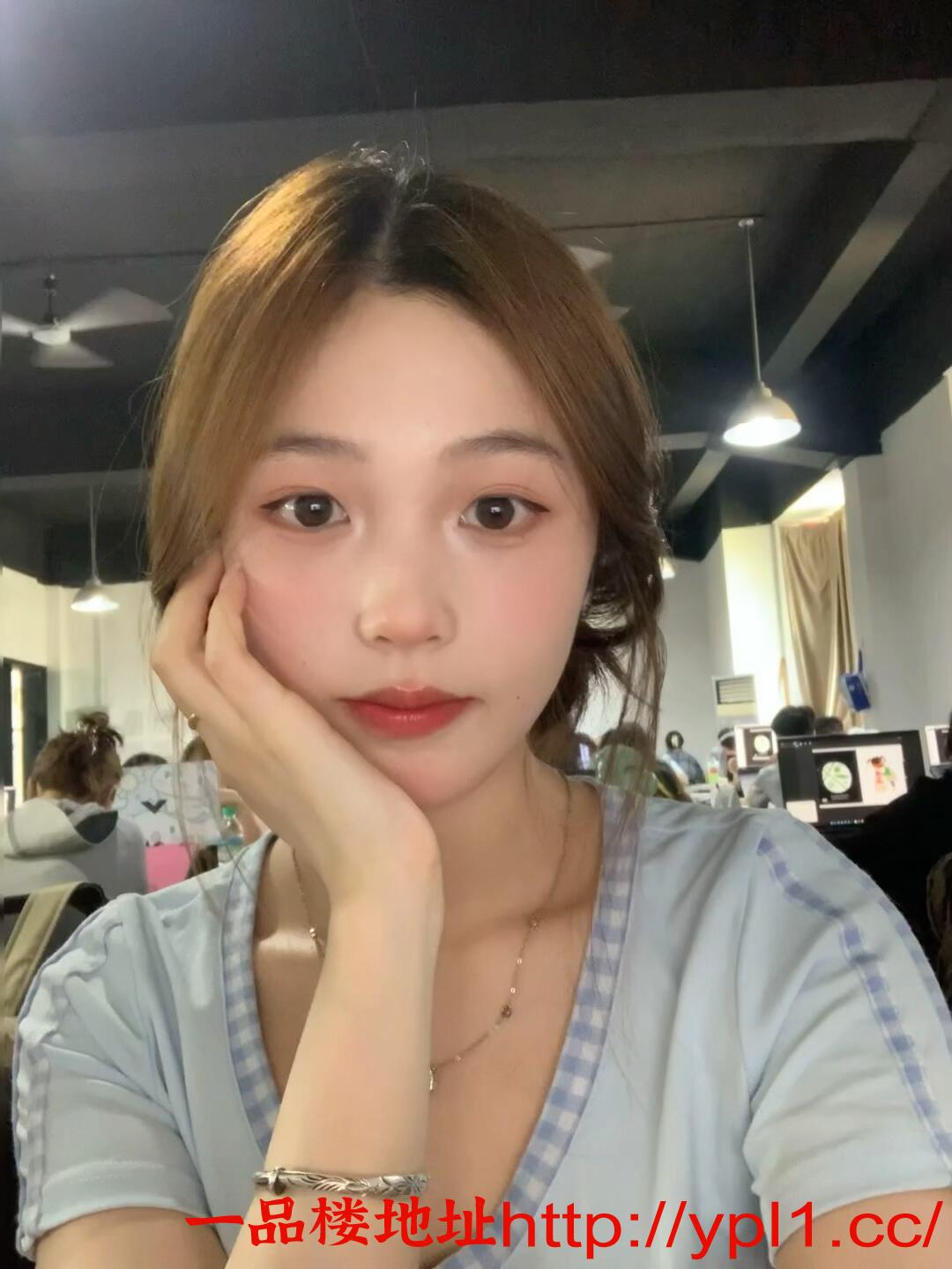 18岁吧小嫩妹 水多