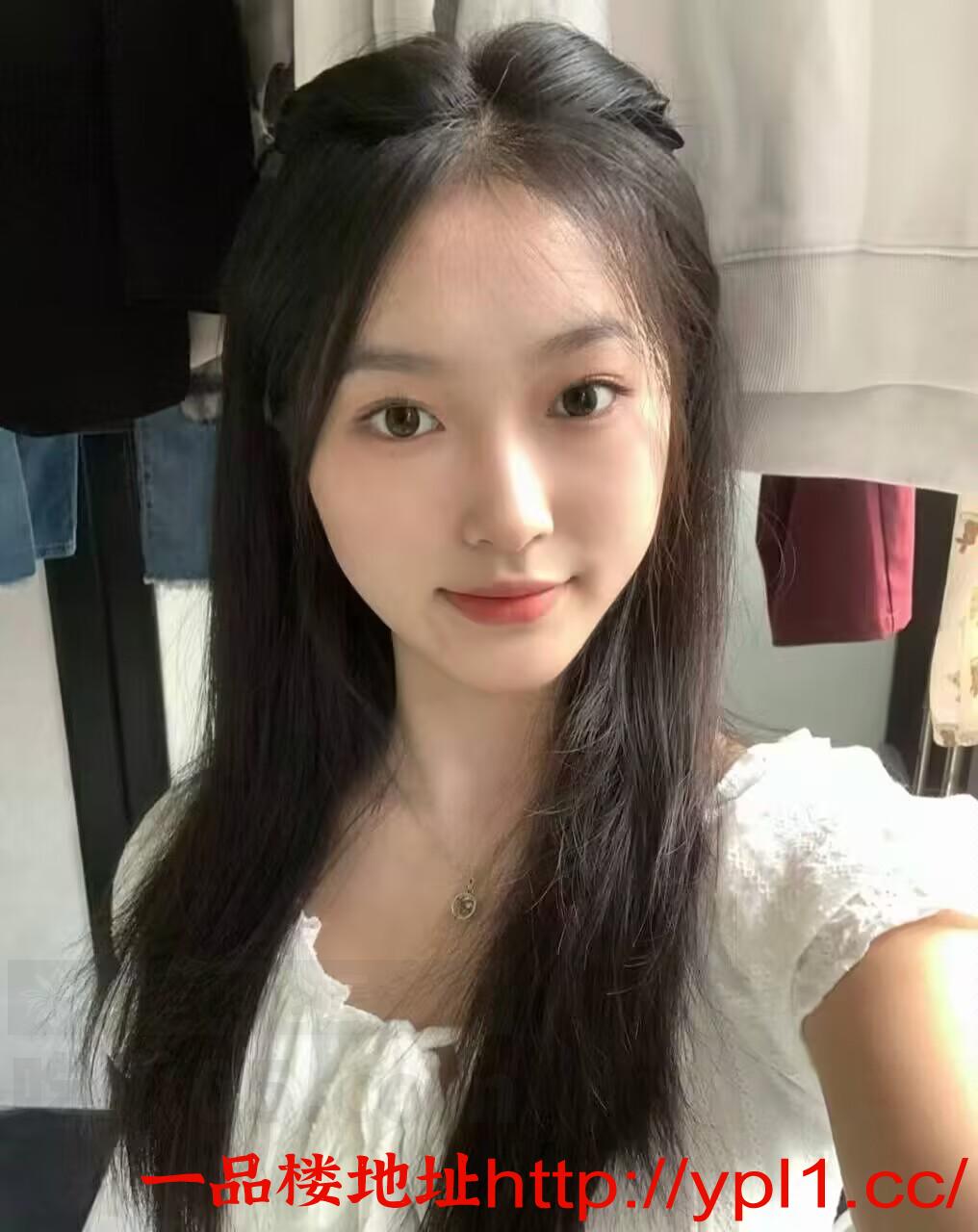 宝安区黑丝制服诱惑 眼神很勾引人 插的很爽她高潮很快