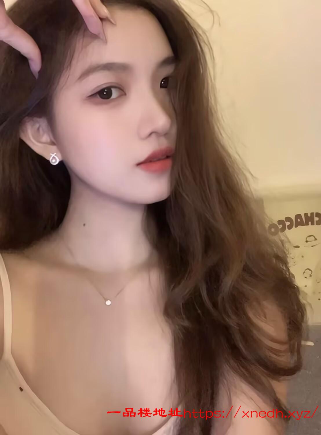 高颜值骚气御姐抱草开放花样多