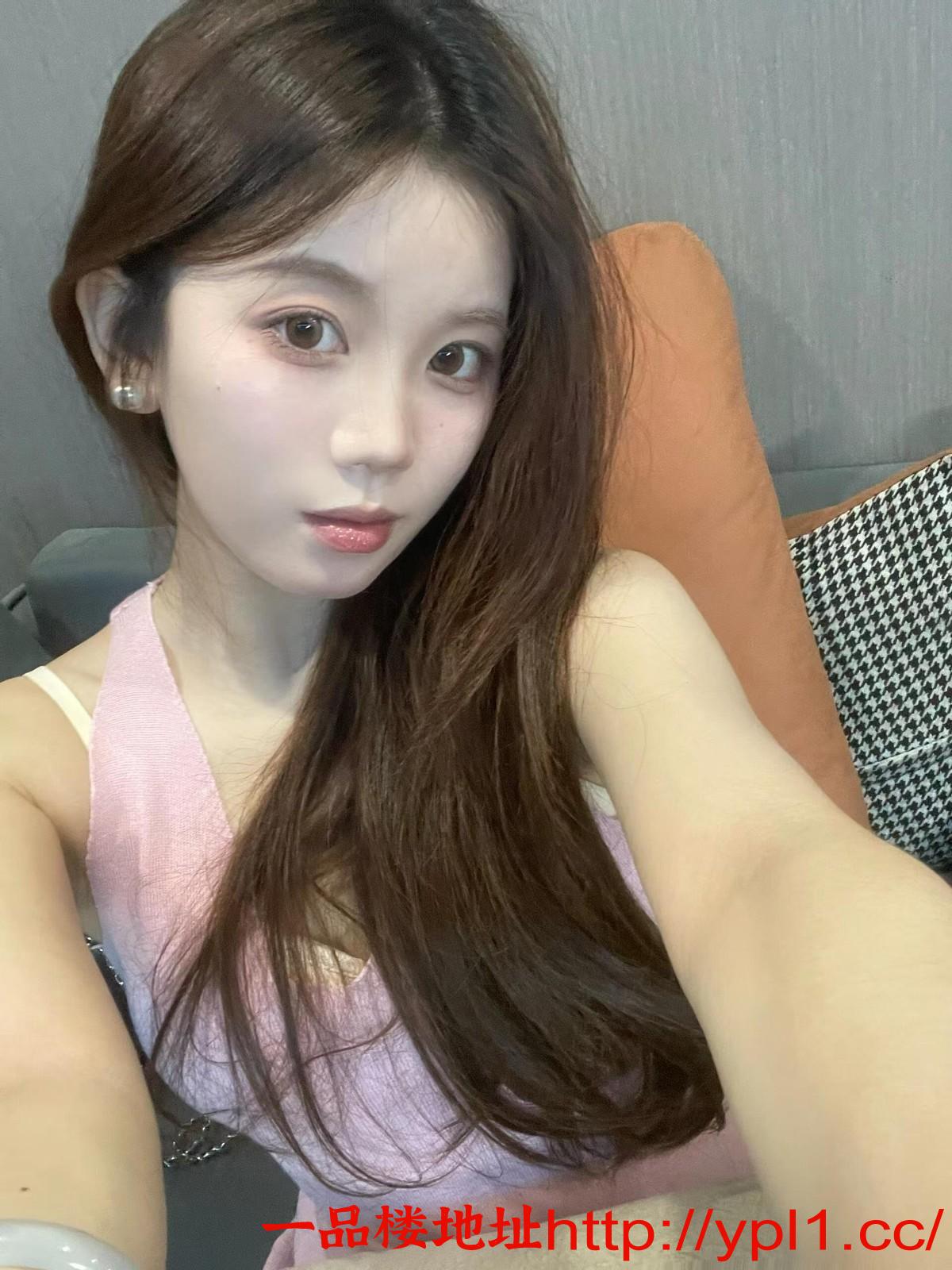 性感妹妹逼粉可颜射深喉刚开发出来很敏感