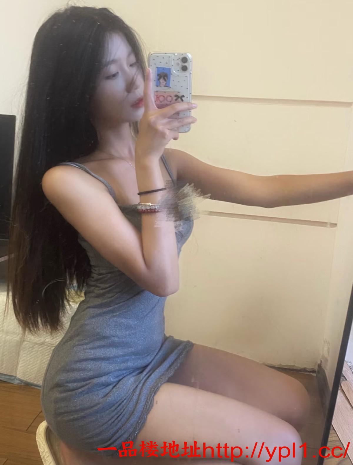 没毕业就兼职的前凸后翘甜妹