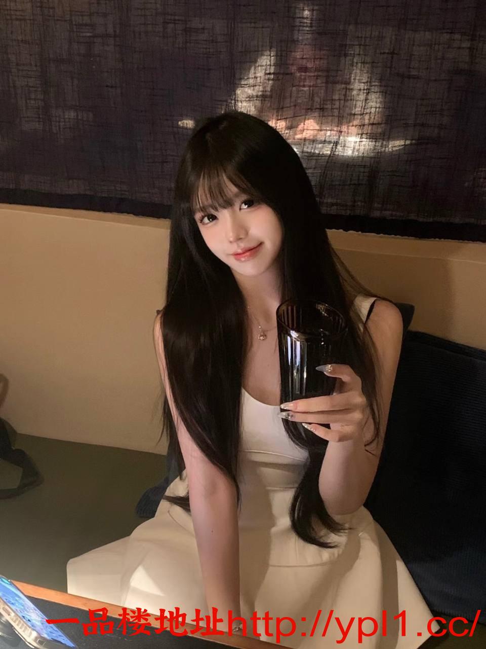 粉嫩汁水多，逼紧骚妹，一插就喷 兼职