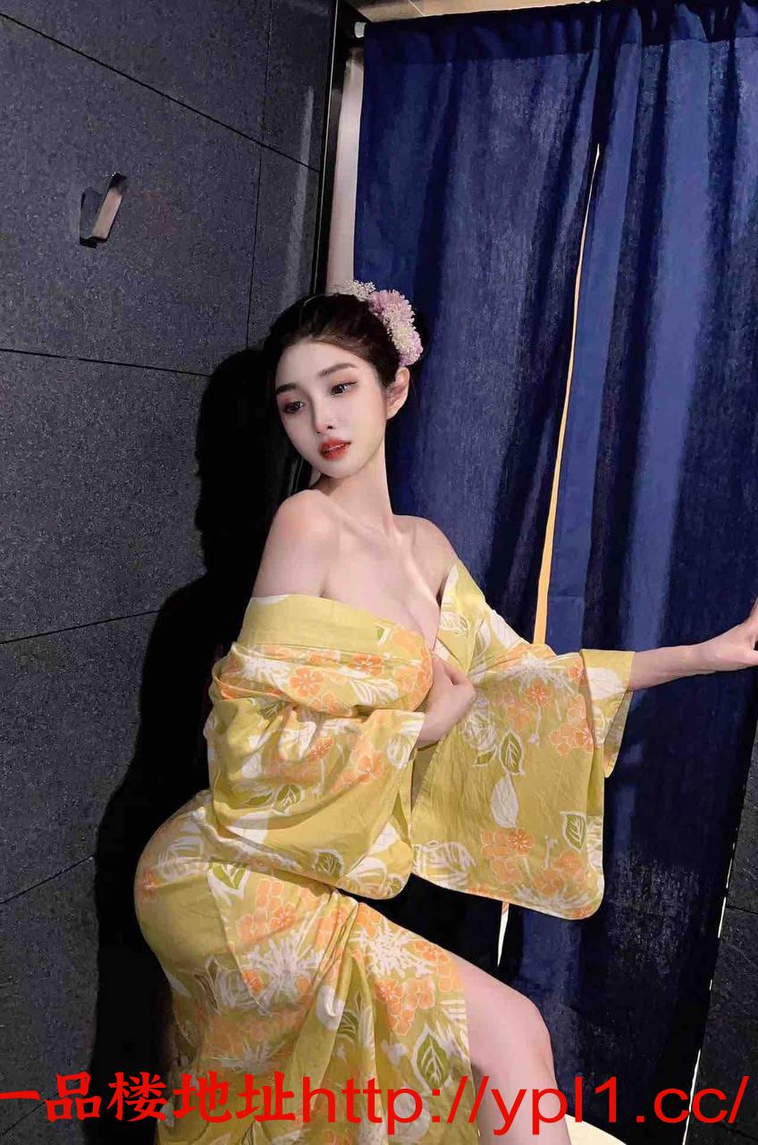 美女大奶翘臀很诱人