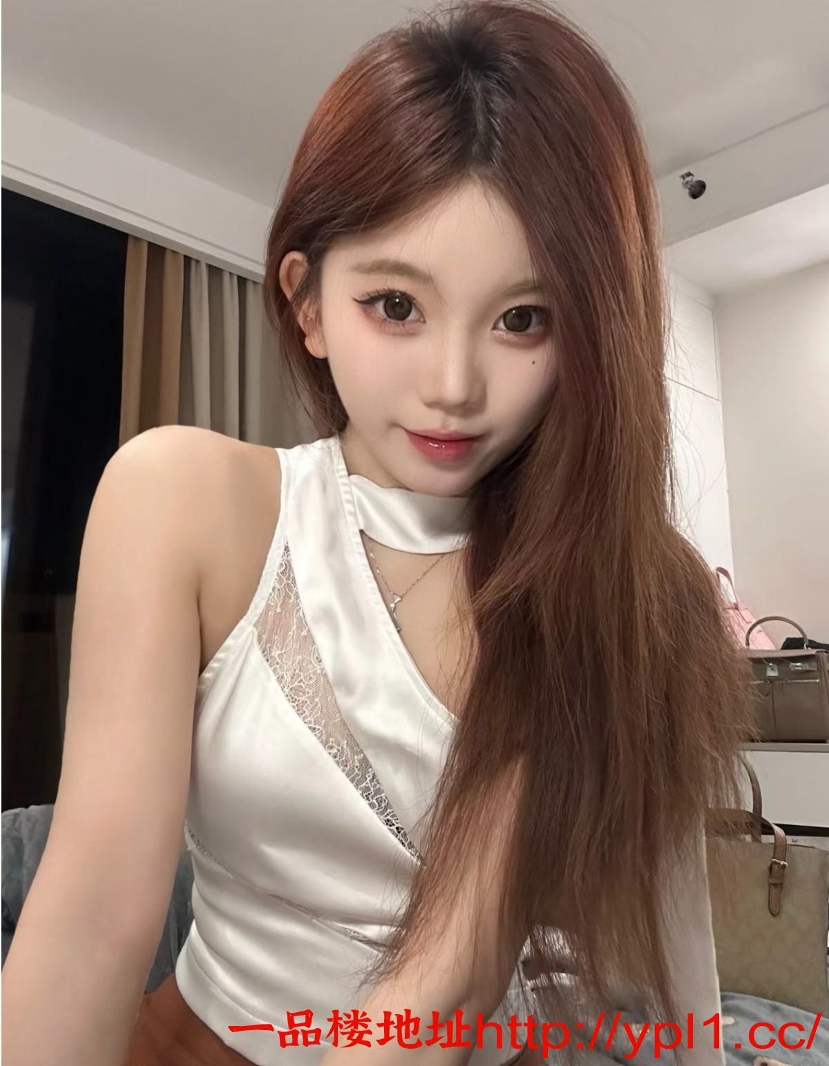 市区黑丝浪女的足交诱惑