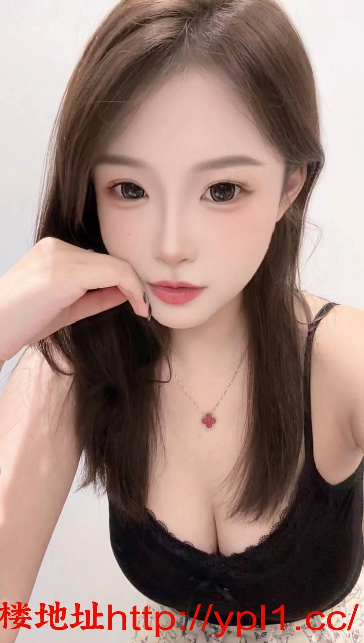 白嫩巨乳翘臀制服