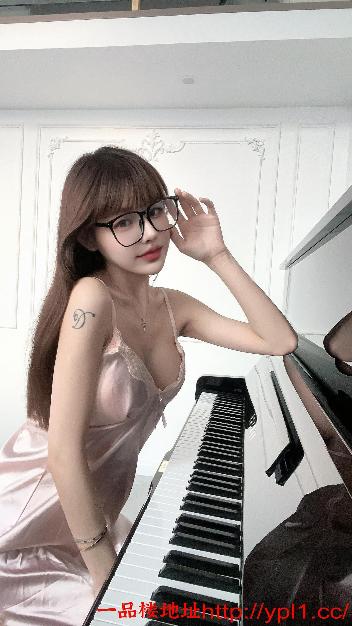 三点粉嫩皮肤光滑前凸后翘逼紧水多小姐姐