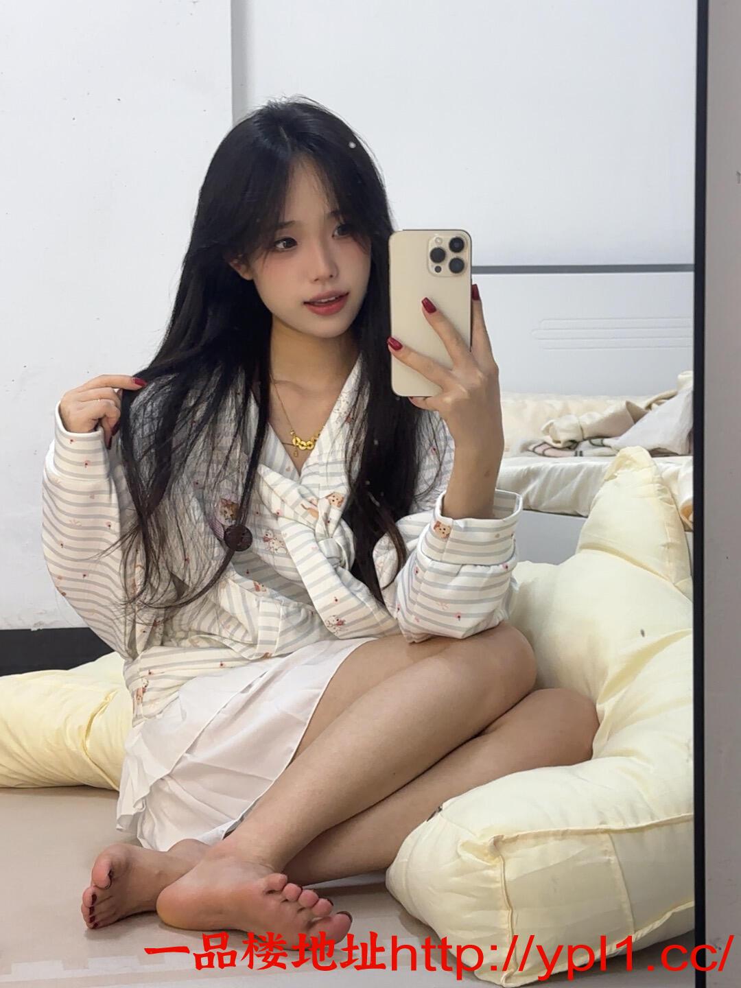 白皙胸大屁股翘00后大长腿