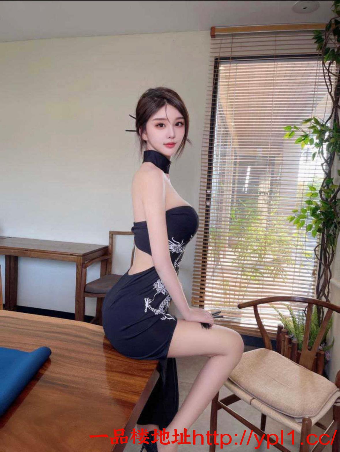 23 岁大学生白虎妹妹刚到这边扎根 诱惑大长腿皮肤白嫩紧 B