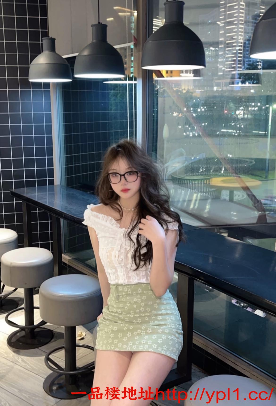 存欲天花板带眼镜都是骚逼