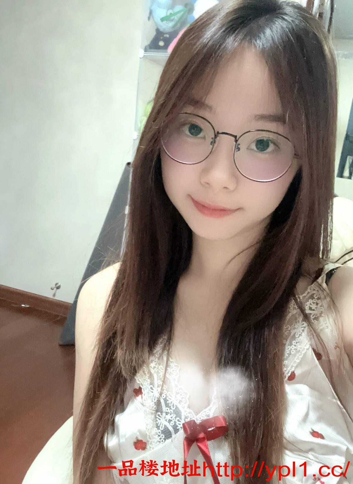 性瘾学生妹妹下海展现前凸后翘