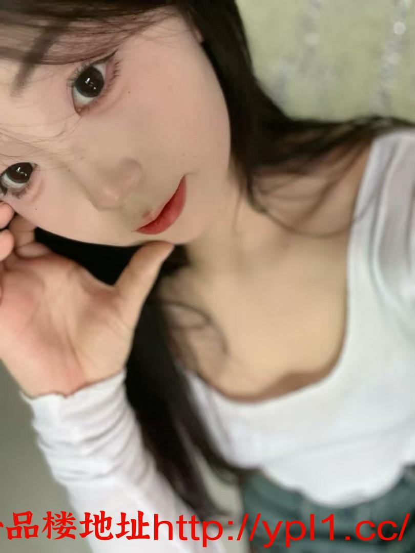 性感妹妹逼粉可颜射深喉刚开发出来很敏感