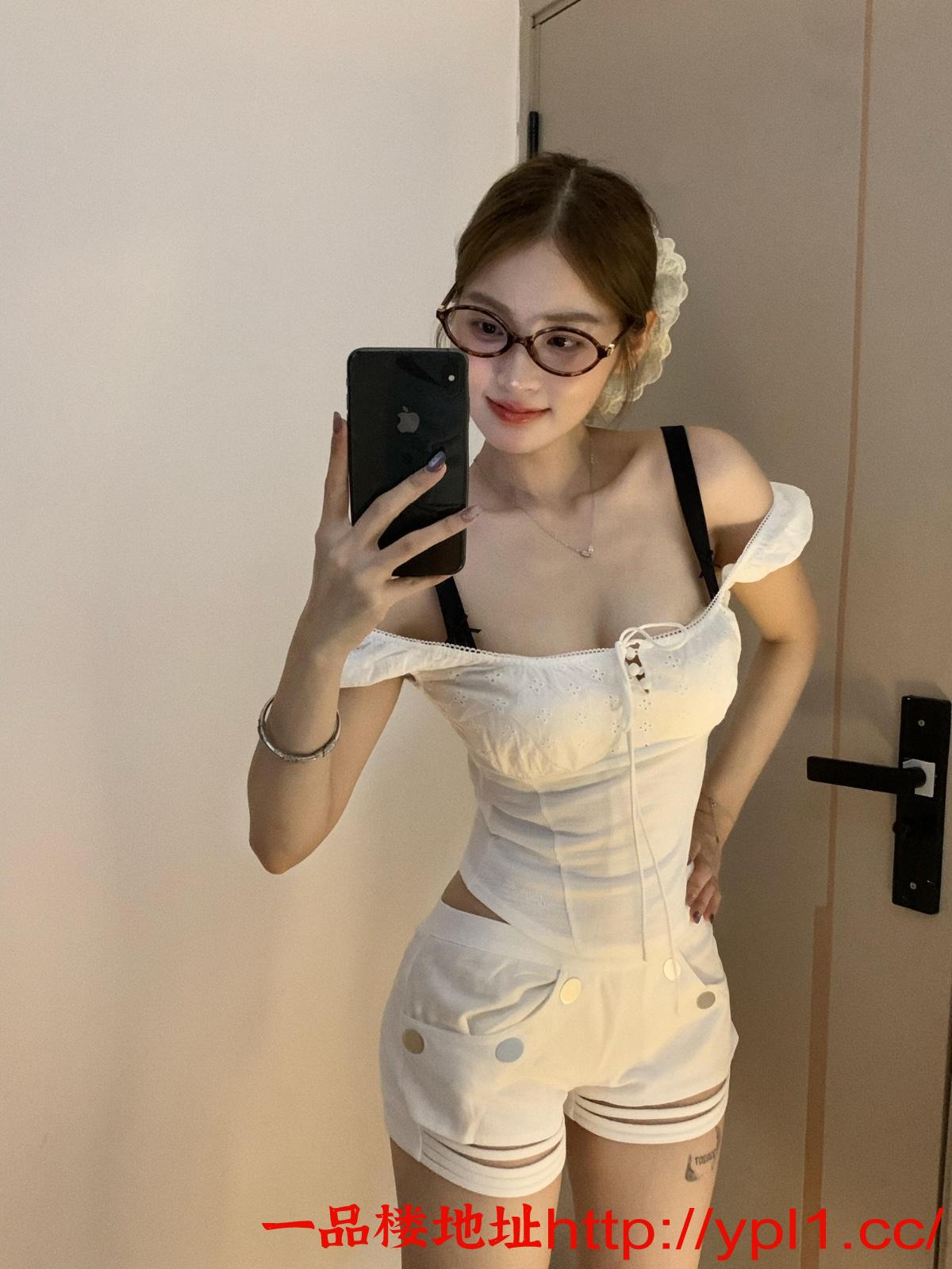 文静性感尤物兼职小姐姐