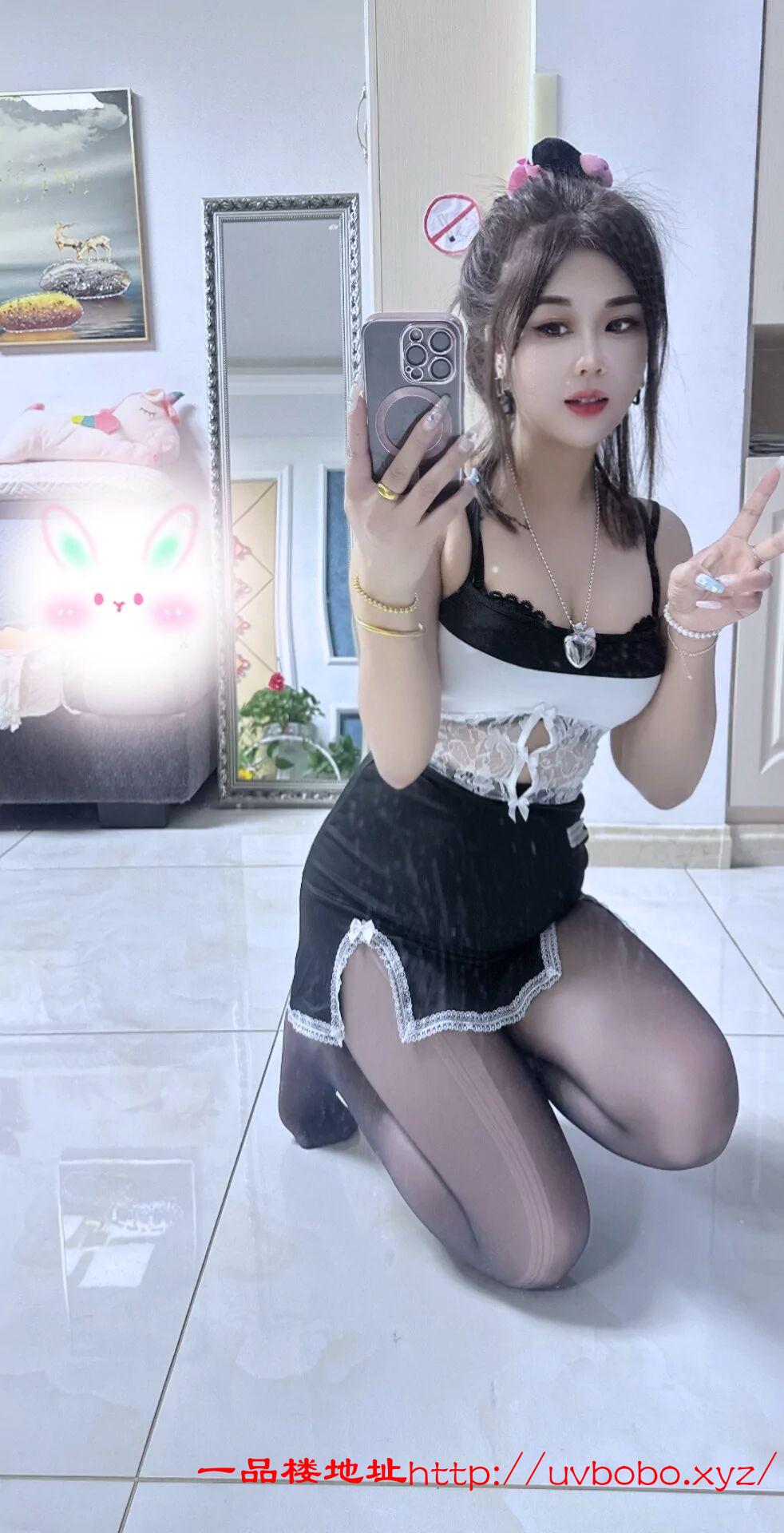 肉感欲女风格的美女 丰满的双乳