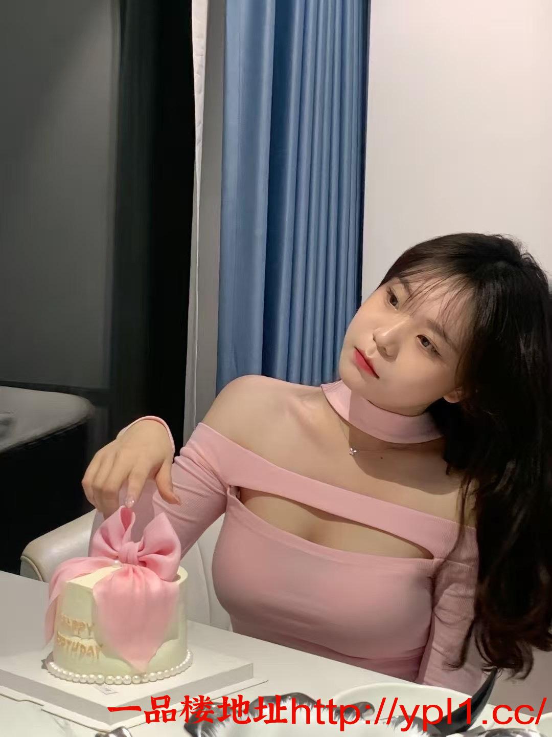 粉嫩多姿奶大嫩妹