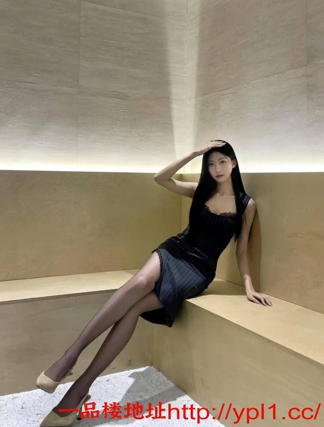 兼职制服御姐前凸后翘