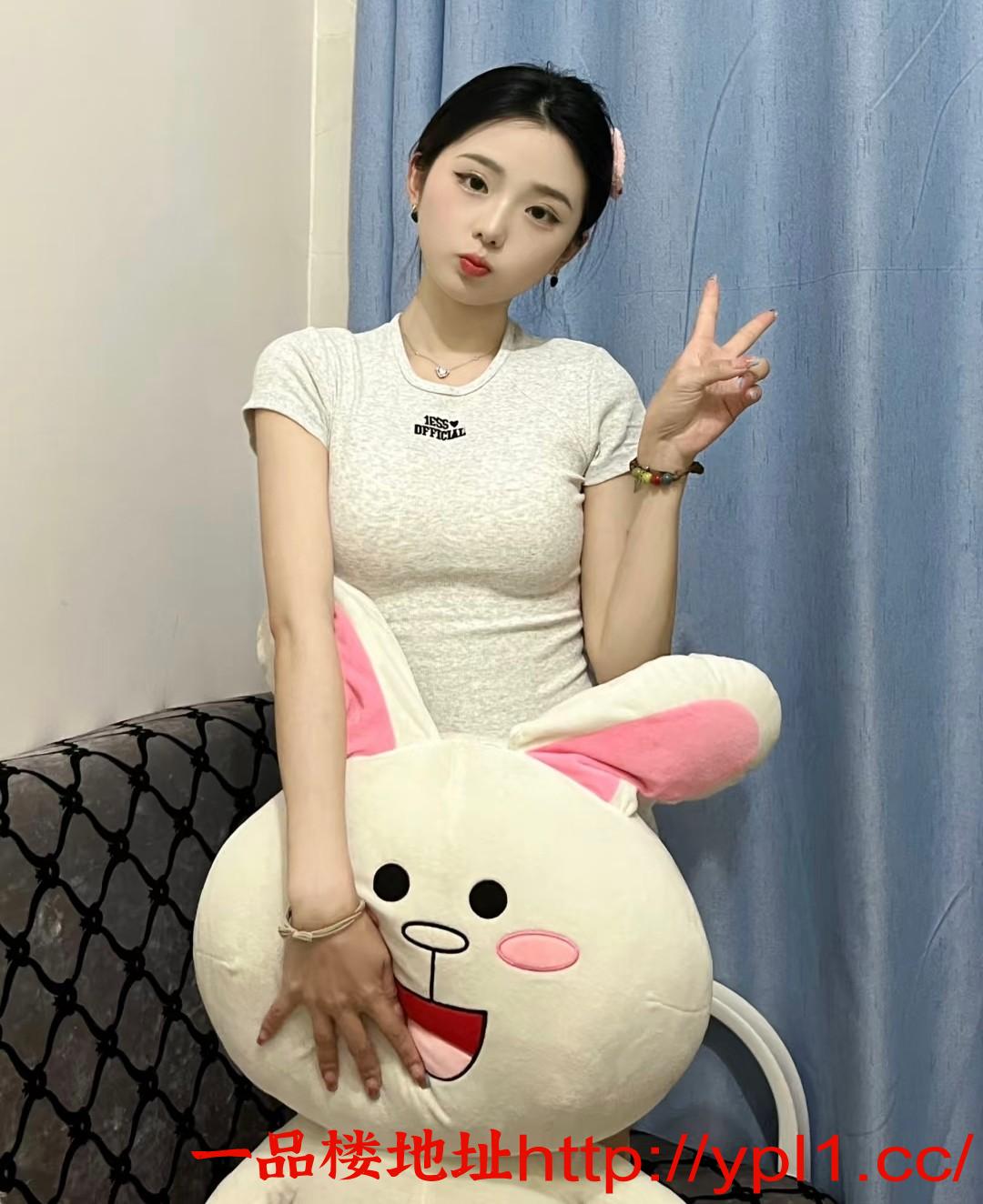 气质美女皮肤白嫩水多，清纯又风骚的反差妹子