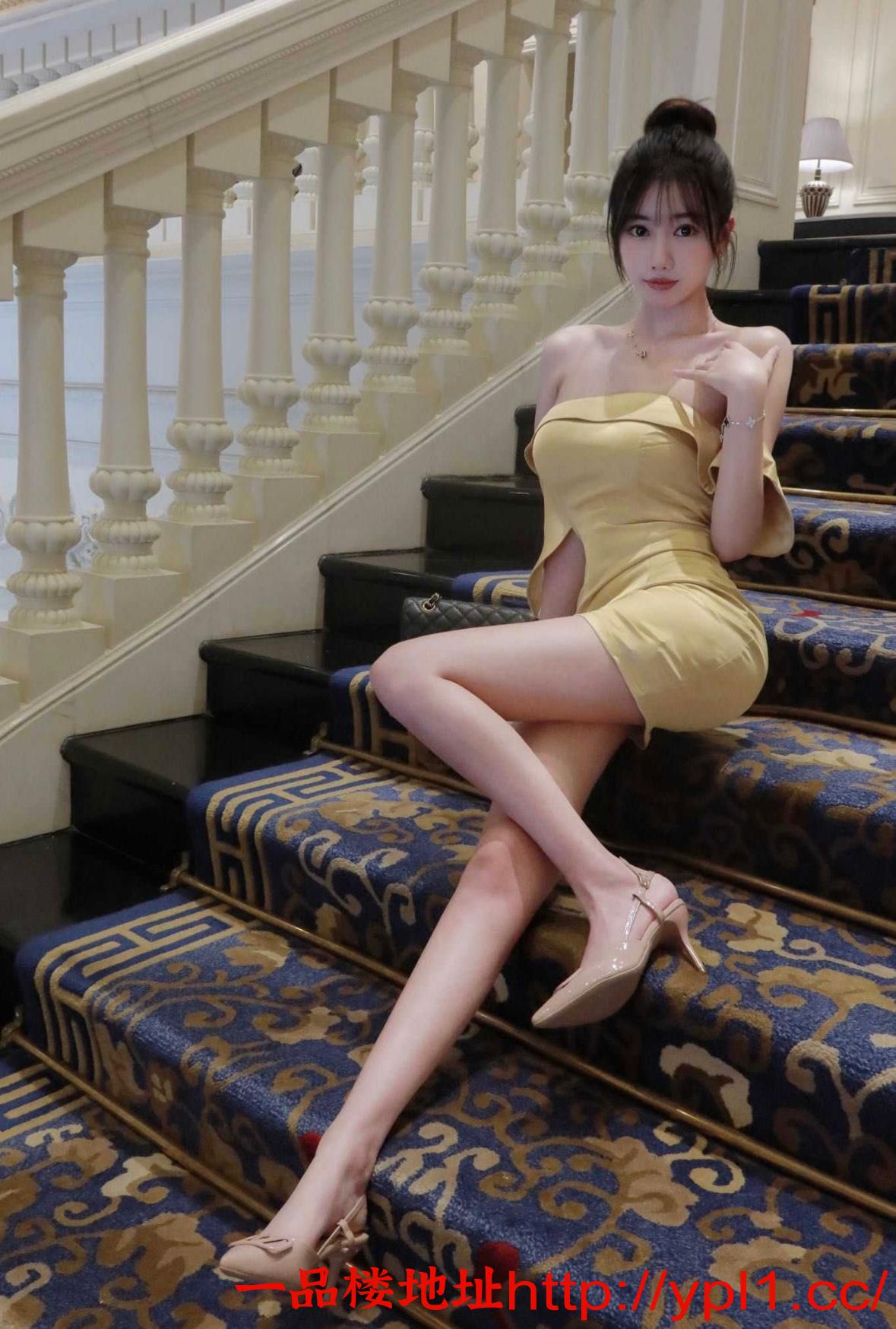 23 岁大学生白虎妹妹刚到这边扎根 诱惑大长腿皮肤白嫩紧 B