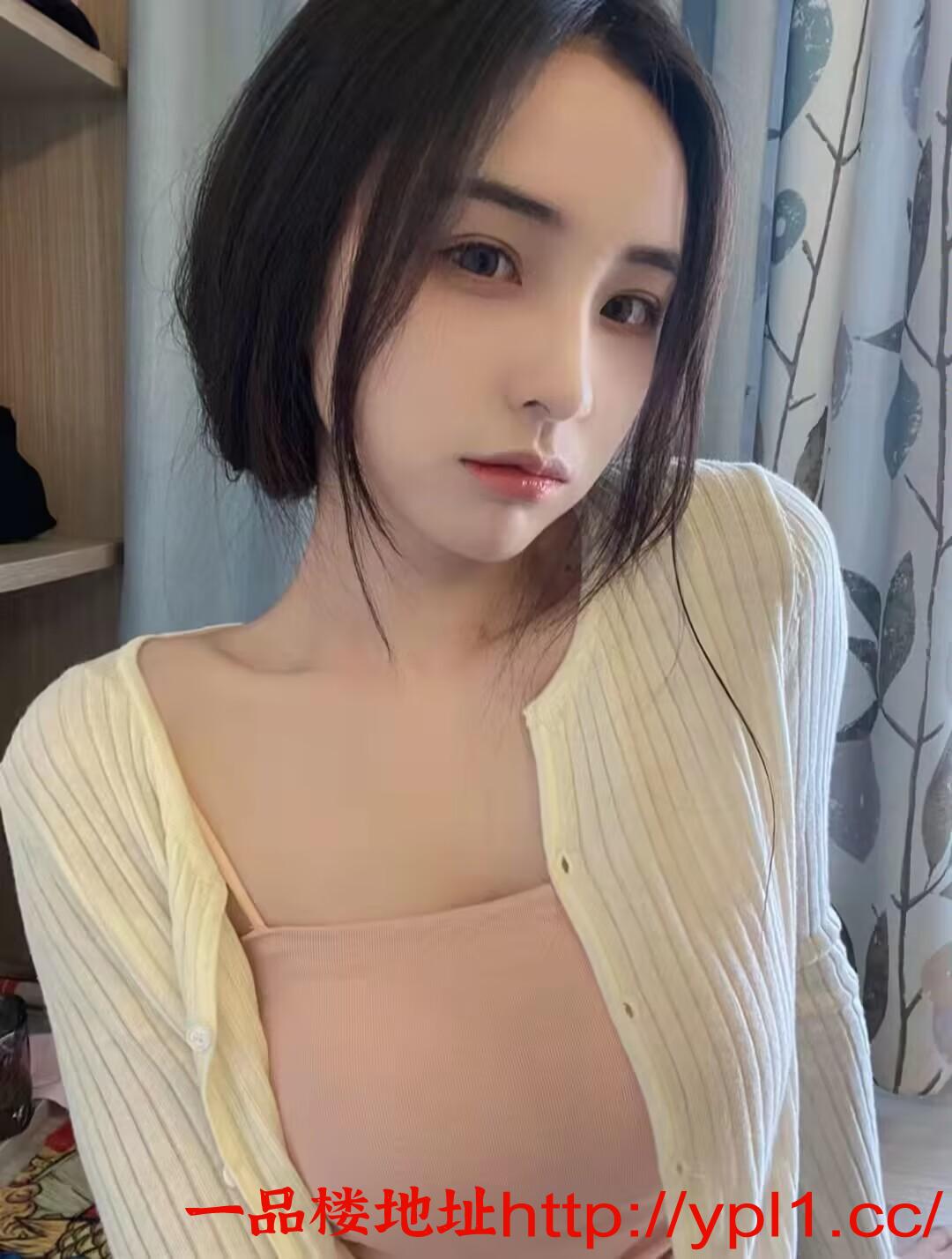 短发骚女身材娇小嫩穴多汁