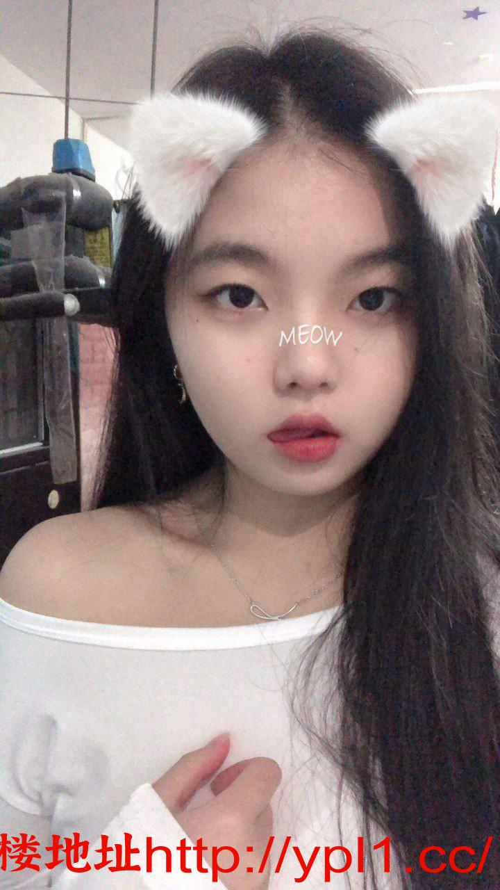 粉嫩高中生初下海兼职带工作室600/2小时