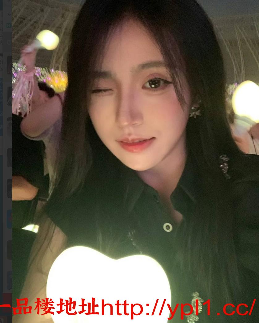 老师很会调情，连亲带摸，让人欲罢不能，欲望一下被勾了起来